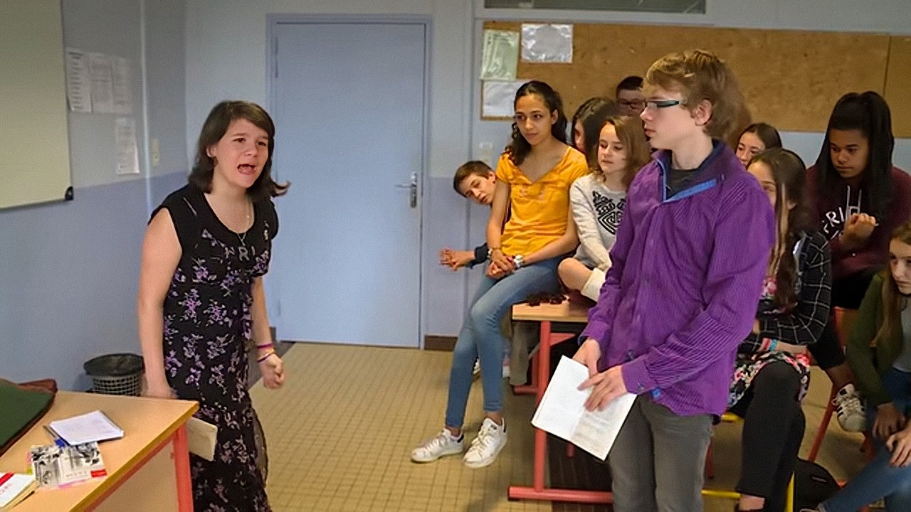Ambre, jeune prof de français face à sa première classe !