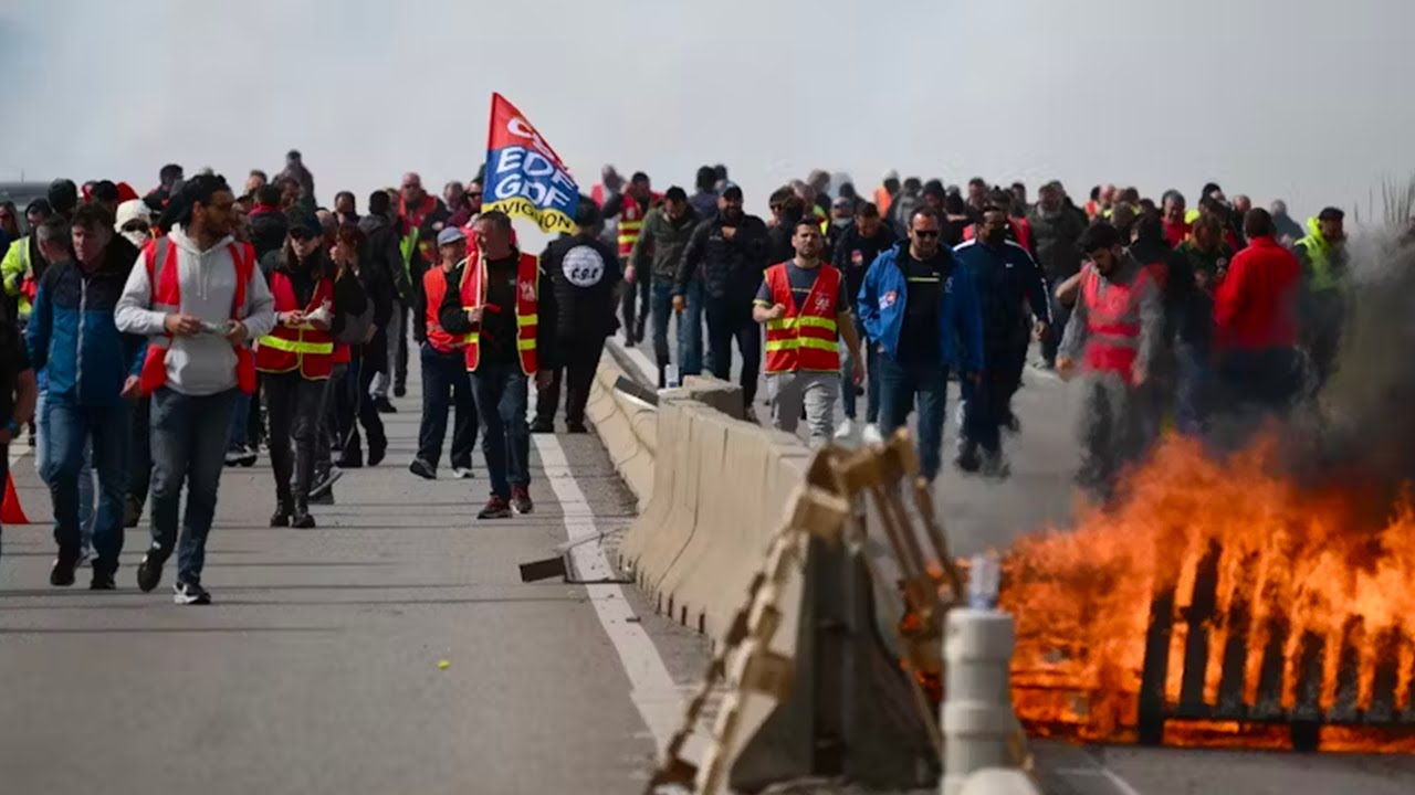 "On est à la frontière entre la crise politique et la crise de régime" (Benjamin Morel)